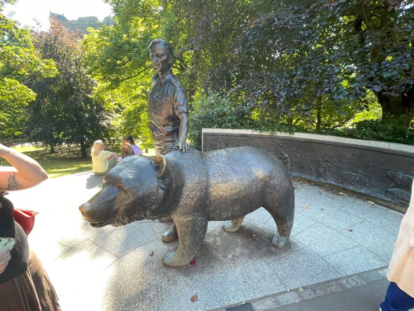 Statue to Wojtek, the anti-Nazi bear
