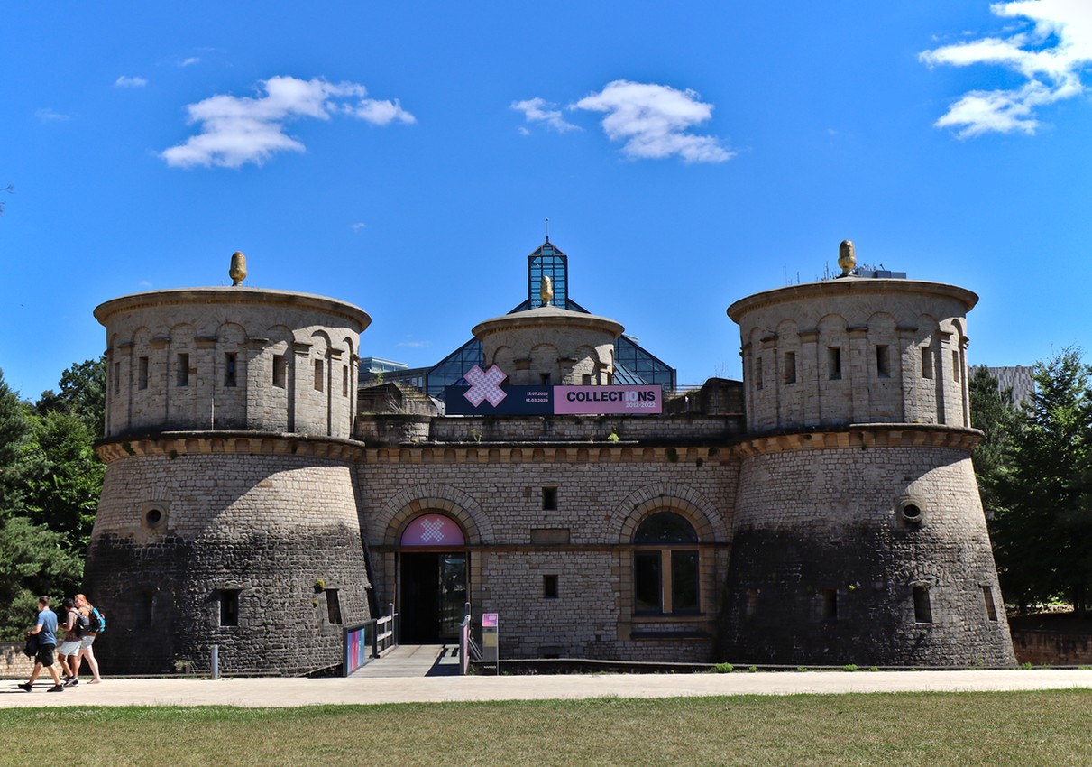 An old fort with two round towers flanking its entrance, now an art museum