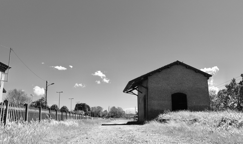 An abandoned shack at the train station in Bressana